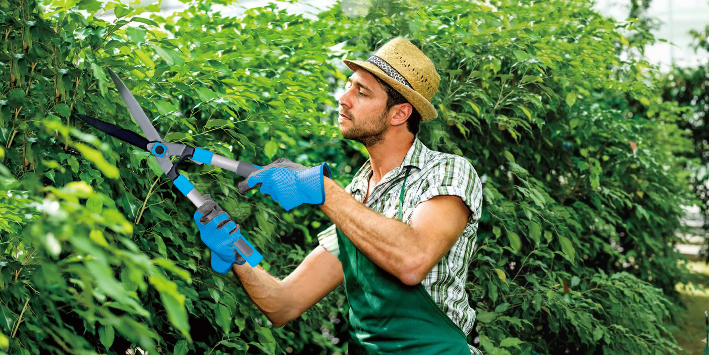 Gärtner beim Rasenschneiden ✂️🌿